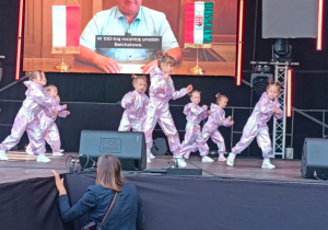 Dziewczynki podczas tańca.