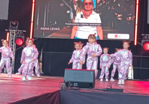 Dziewczynki podczas tańca