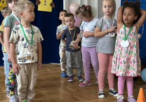 Zdjęcie dzieci przed rozpoczęciem konkurencji sportowej.