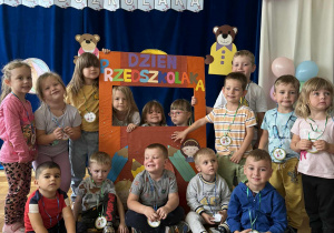 Dzieci z grupy IV pozują do zdjęcia.