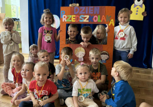 Dzieci z grupy I pozują do zdjęcia.