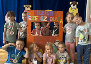 Dzieci z grupy II pozują do zdjęcia.