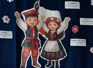 Zdjęcie dekoracji. Chłopiec i dziewczynka w ludowych strojach.
