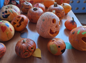 Dynie ozdobione według własnego pomysłu przez dzieci.