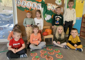 Dzieci z grupy III pozują do wspólnego zdjęcia z pracami plastycznymi.