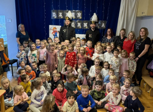 Zdjęcie grupowe z Górnikami na tle dekoracji.