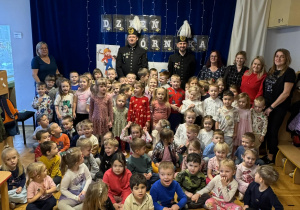 Zdjęcie grupowe z Górnikami na tle dekoracji.