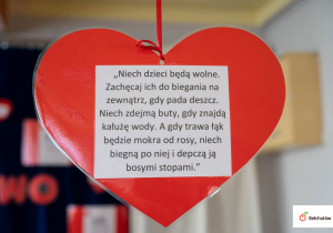 Serduszko z cytatem Marii Montessori.