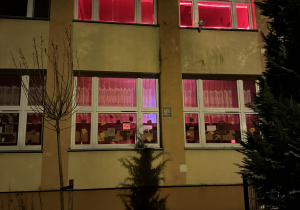 Zdjęcie budynku przedszkola podświetlonego na czerwono.