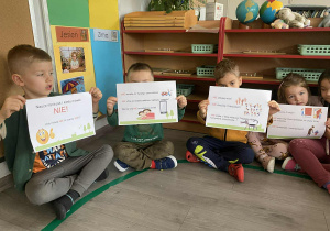 Zdjęcie dzieci podczas zajęć na temat bezpieczeństwa.