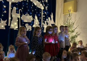 Dzieci z grupy II podczas śpiewania kolędy.