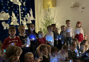 Dzieci z grupy III podczas śpiewania kolędy.