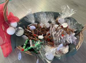 Zdjęcie kosza ze świątecznymi upominkami wykonanymi przez dzieci.