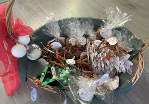 Zdjęcie kosza ze świątecznymi upominkami wykonanymi przez dzieci.