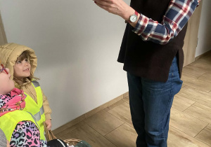 Pani ogląda otrzymany prezęcik.