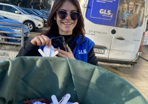 Napotkana na ulicy dziewczyna otrzymuje upominek od dzieci.