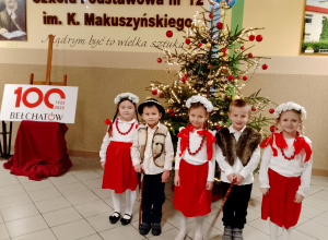 Zdjęcie zespołu Montessorki przy choince. Zdjęcie wykonane w dniu przesłuchań.