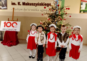 Zdjęcie zespołu Montessorki przy choince. Zdjęcie wykonane w dniu przesłuchań.