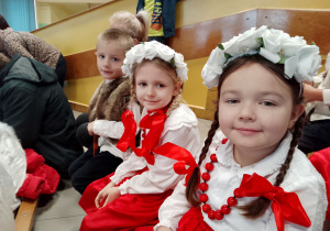 Zdjęcie dzieci przed wejściem na scenę.