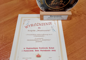 Zdjęcie dyplomu i statuetki.