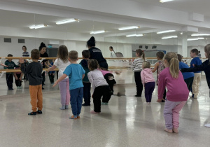 Dzieci podczas ćwiczeń.