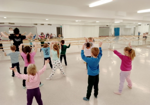 Dzieci podczas ćwiczeń.