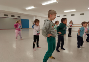 Dzieci podczas rozgrzewki.