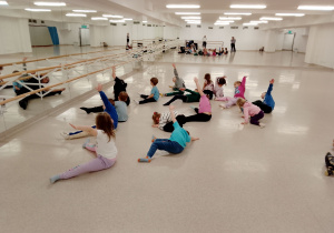 Dzieci podczas ćwiczeń.