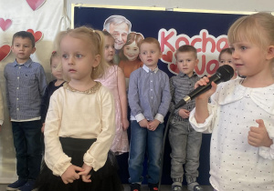 Dwie dziewczynki mówią wierszyk.