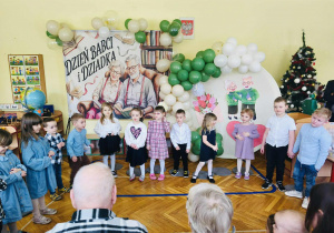 Zdjęcie dzieci z grupy IV podczas przedstawienia dla dziadków.