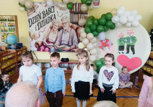 Dzieci mówią wierszyki dla dziadków.