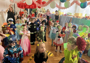 Zdjęcie dzieci podczas tańca z chustami.