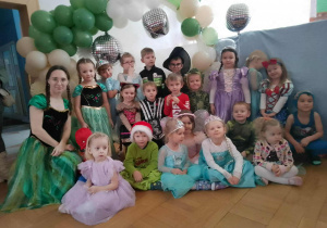 Zdjęcie dzieci z grupy III w przebraniach karnawałowych.