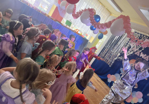 Dzieci tańczą w rytm muzyki.