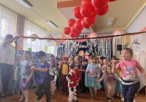 Zdjęcie dzieci podczas zabawy.