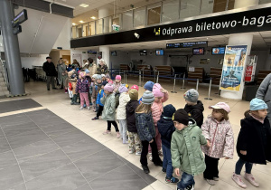 Zdjęcie dzieci czekających na odprawę.