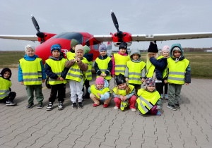 Zdjęcie dzieci z grupy III obok samolotu.