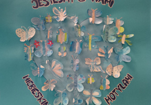 Plakat w kolorach niebieskich z hasłem pt. Jesteśmy z Wami niebieskimi motylami.