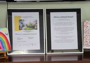 Zdjęcie wystawy prac plastycznych.