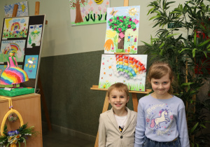 Zdjęcie dzieci obok ich prac.