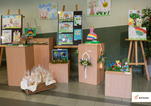 Zdjęcie wystawy prac plastycznych.