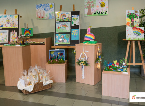 Wernisaż prac plastycznych pt. "Wiosna w rodzinnych barwach"