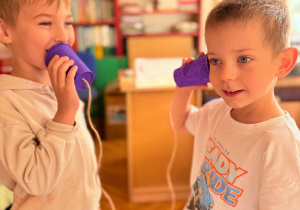 Na zdjęciu dwóch chłopców. Doskonalą umiejętność komunikacji.