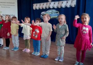Zdjęcie dzieci podczas śpiewania piosenki.
