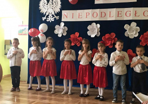 Dzieci podczas występu w biało-czerwonych strojach.