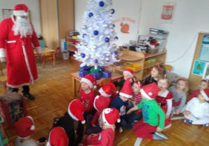 Dzieci z Mikołajem.