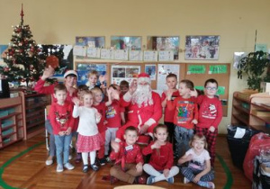 Dzieci z Mikołajem.