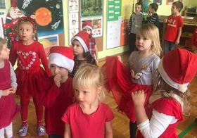 Dzieci zaskoczone wizytą Mikołaja.
