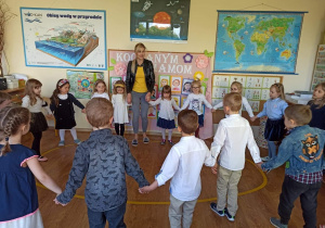 dzieci tańczą z nauczycielką