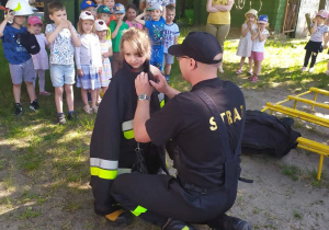 strażak ubiera dziecko